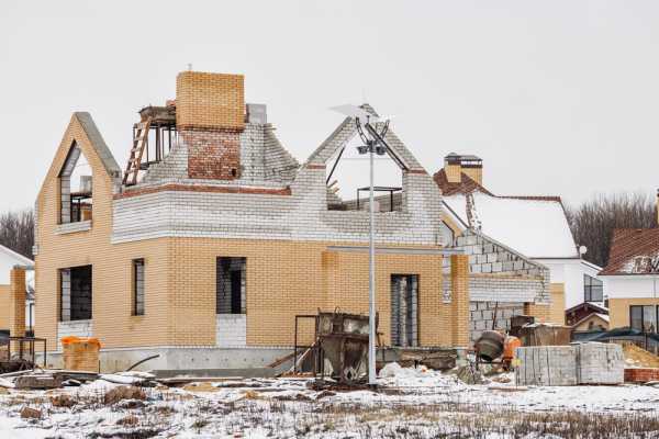 недостроенный дом зимой